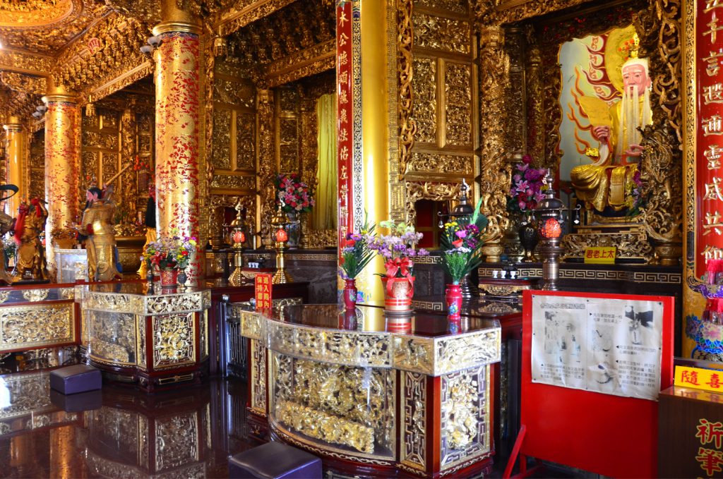 Interiér chrámov je vždy nádherný