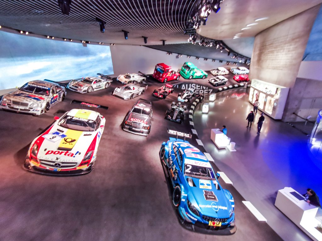 Stuttgart: Mercedes - Benz múzeum: Časť expozície je venovaná úspechom na poli automobilových pretekov
