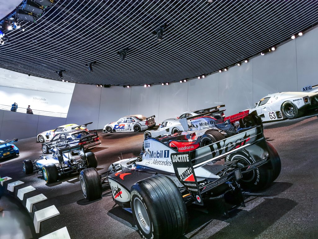 Stuttgart: Mercedes - Benz múzeum: Časť expozície je venovaná úspechom na poli automobilových pretekov