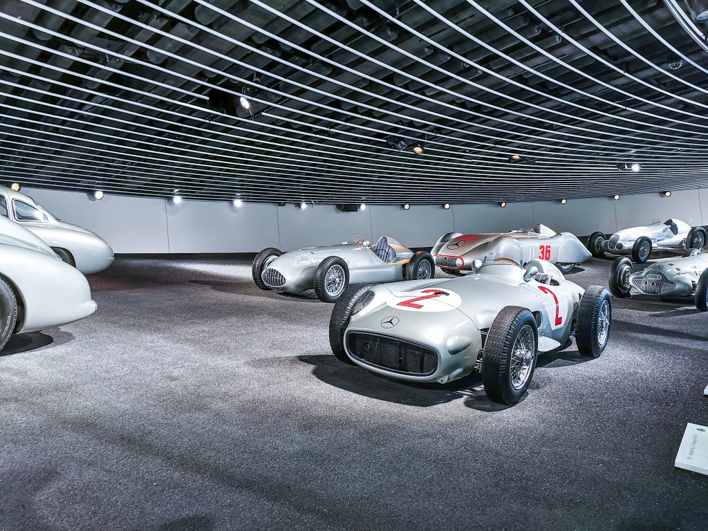 Stuttgart: Mercedes - Benz Múzeum