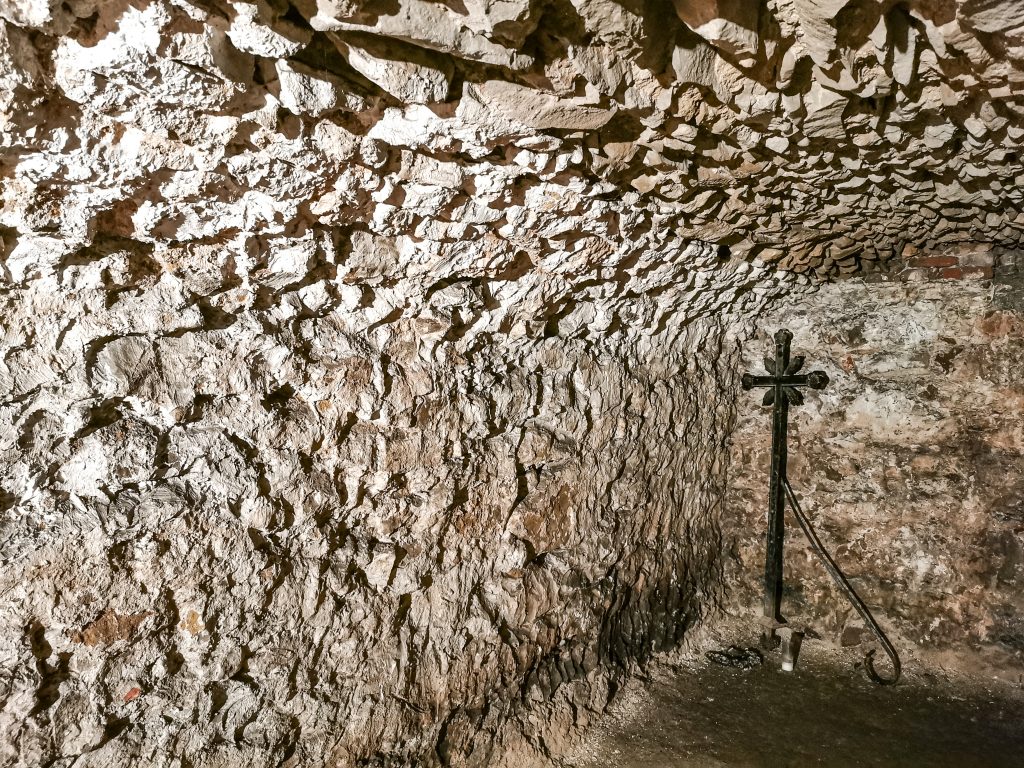 Katakomby Žilina: Tajomná miestnosť so starým kovovým krížom 