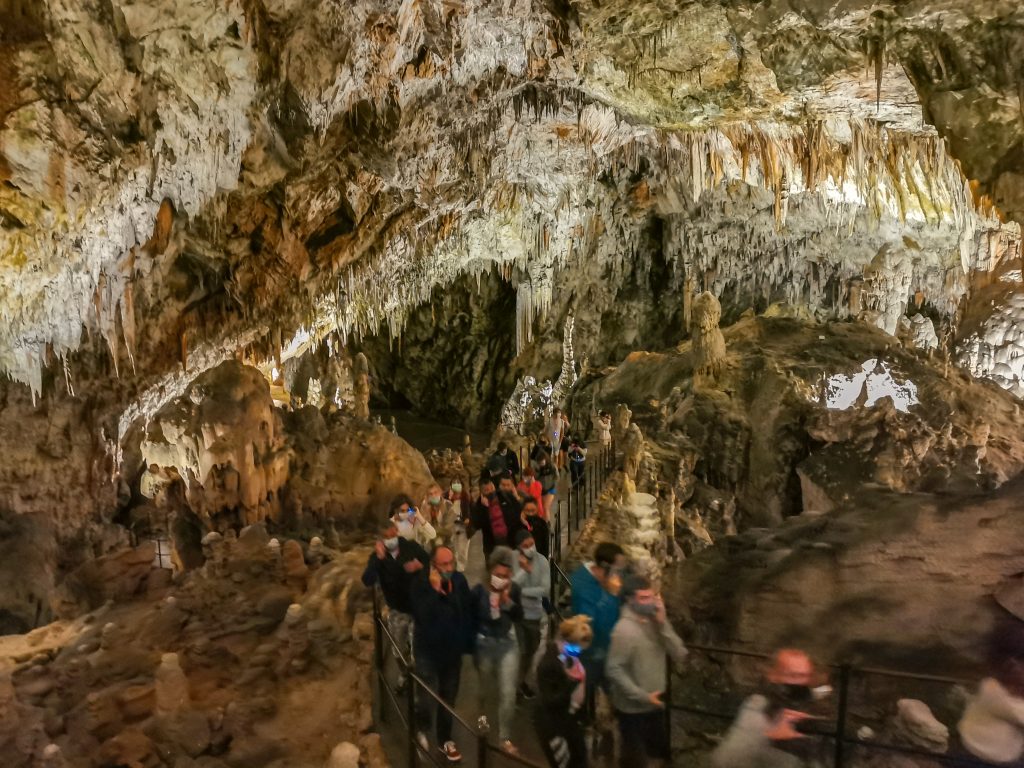 Postojnska jama - Krasový systém vyhĺbený podzemnou riekou pivka má viac ako 24 kilometrov a veľká časť je sprístupnená pre verejnosť.