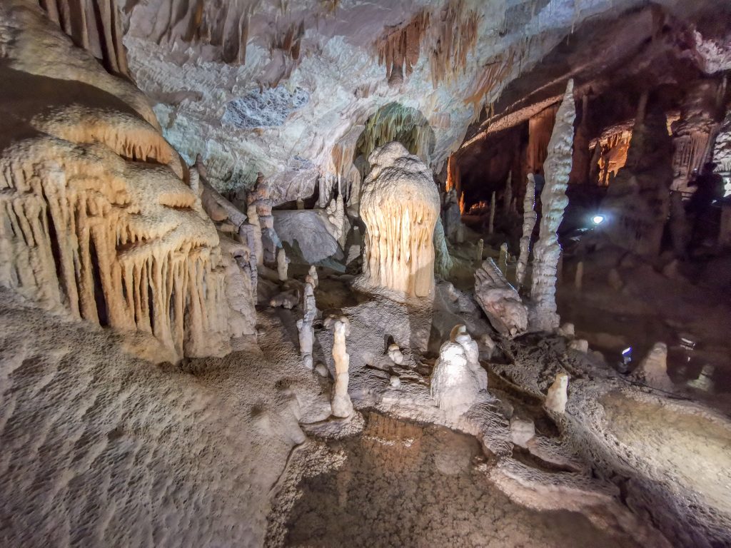 Postojnska jama - Ak sa jaskyňu Postojna rozhodnete navštíviť v letných mesiacoch, nezabudnite sa poriadne obuť a obliecť