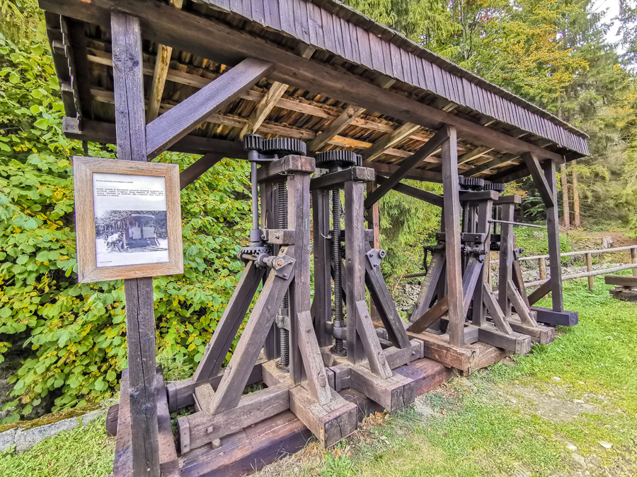 Historická lesná úvraťová železnica