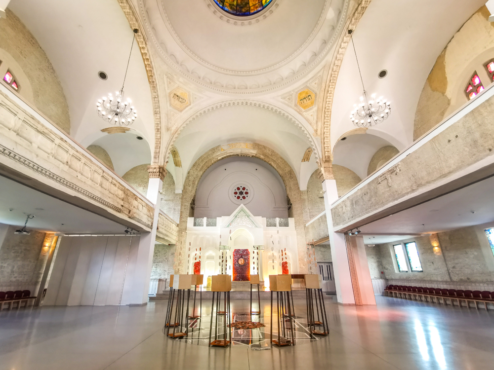 Interiér synagógy v Lučenci