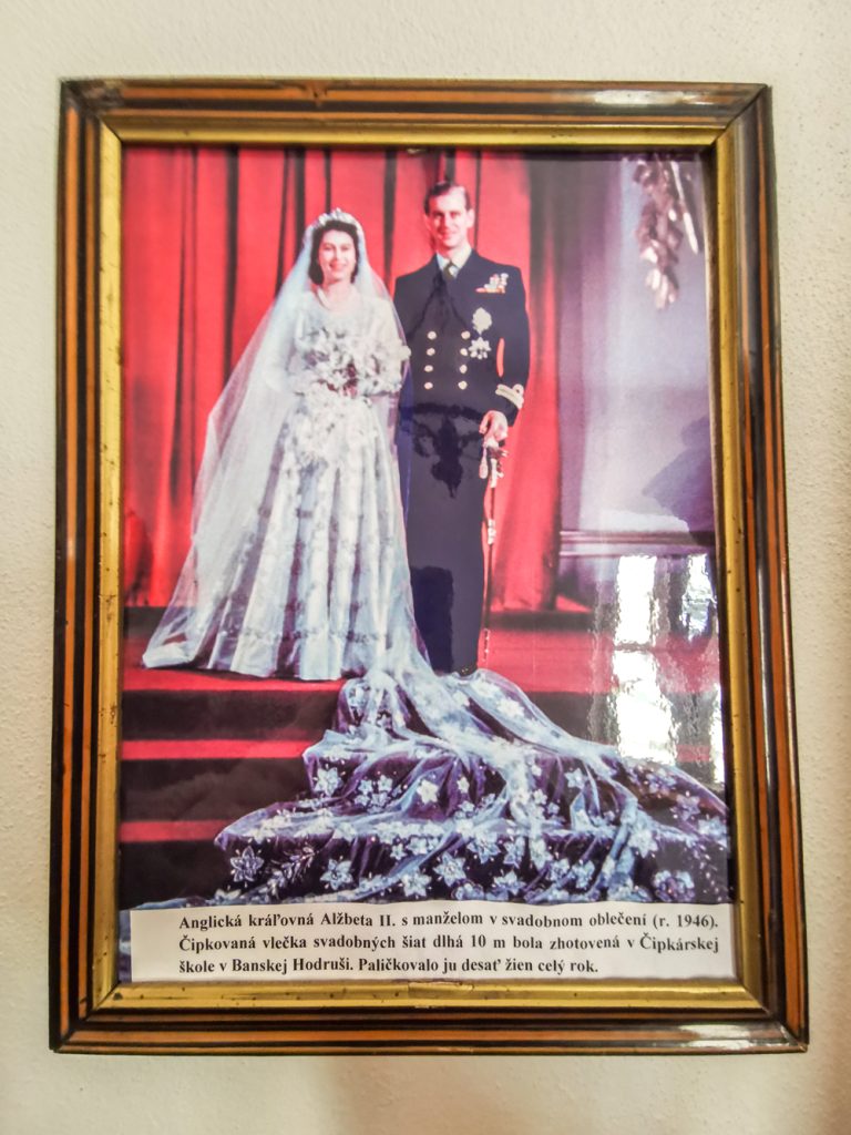  Svadobná vlečka Alžbety II z hodrušskej čipky