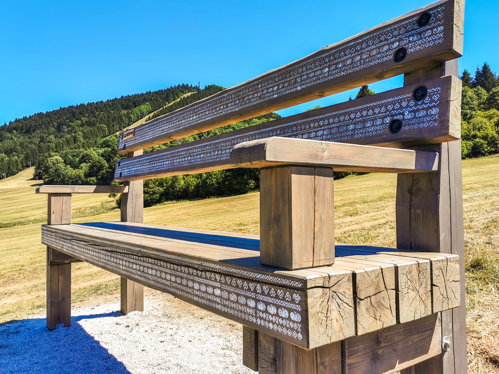 Čičmany – Obria maľovaná vyhliadková lavička v prírode
