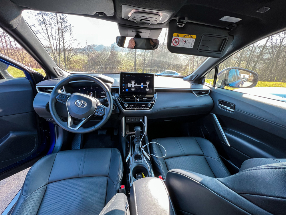 Toyota Corolla Cross - Svetlý interiér vďaka panoramatickému oknu